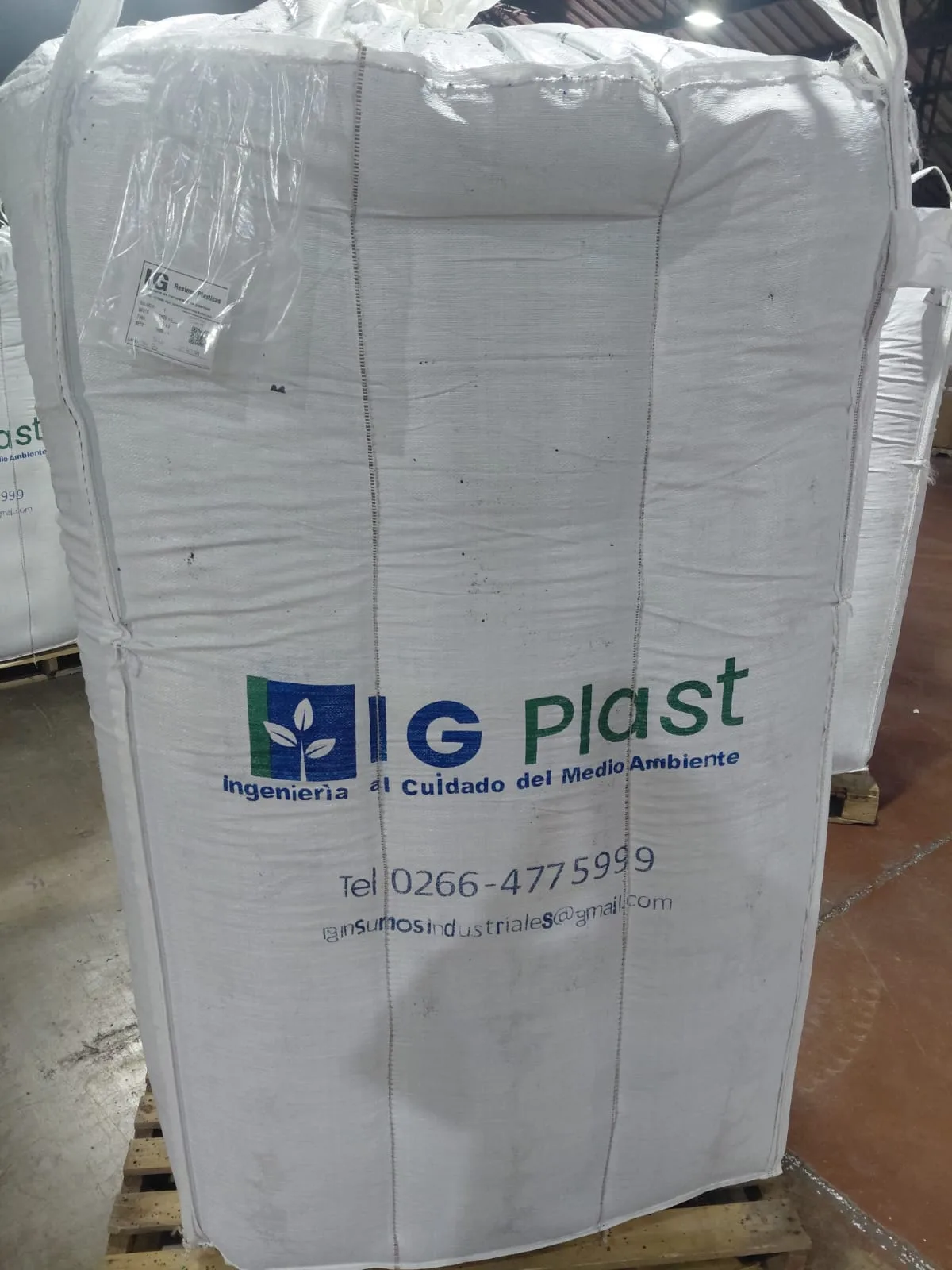 Presentación de material de IG Plast en big bag; fotografía institucional